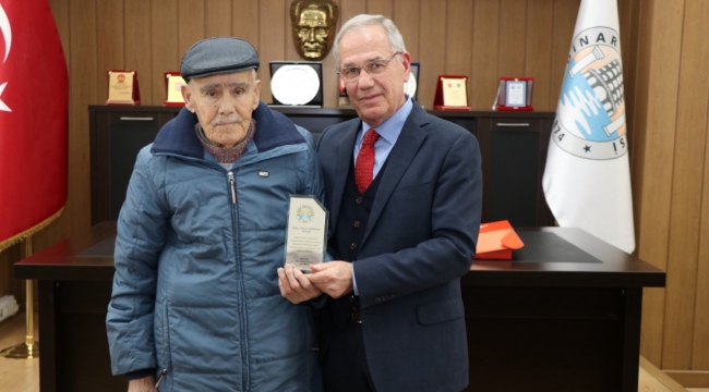 Yılların Ressamı Servet Taşpınar’a Başkan Acar’dan Plaket