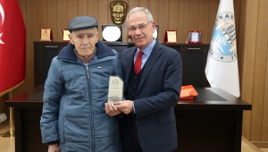 Yılların Ressamı Servet Taşpınar’a Başkan Acar’dan Plaket