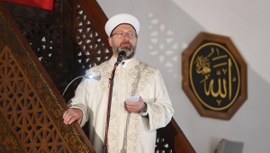 Diyanet İşleri Başkanı Erbaş tüm kötülük ve salgın hastalıkların eşcinsellikten kaynaklandığını hutbede söyleyince suç duyurusunda bulundular