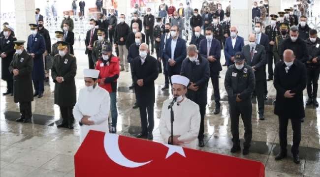 Bakan Akar ve Komutanlar şehidin cenazesine katıldı