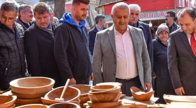 20 tane Afyon esnafımız var. Deprem bölgesinden gelen kardeşlerimiz stant açtı.