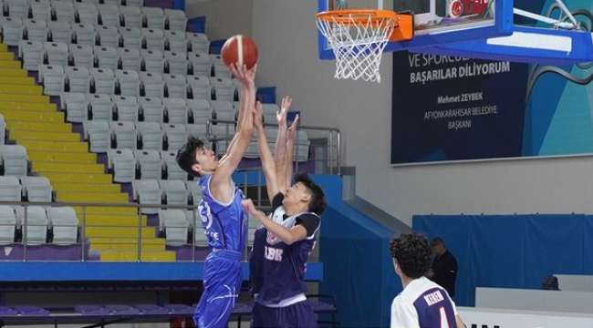 Afyonkarahisar’da 8 ilden 8 takımın katıldığı basketbol 2. bölge kırmızı grup müsabakaları tamamlandı.