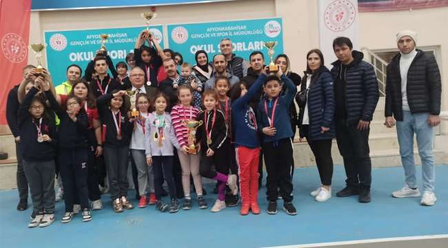 Okul Sporları küçükler ve minikler tenis müsabakaları sona erdi ödüller dağıtıldı