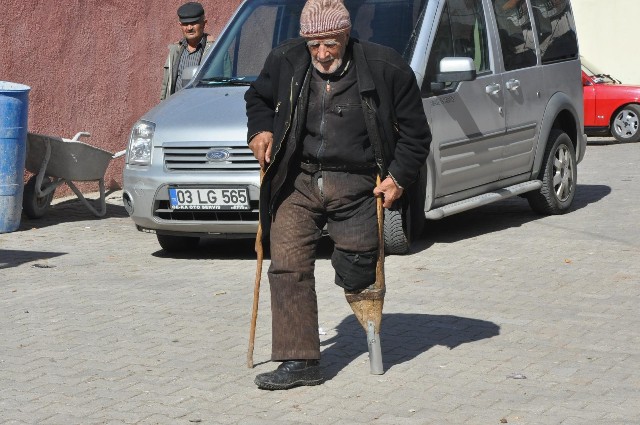 81 Yıldır Kendi Yaptığı "Tahta Protez Bacakla" Yaşıyor