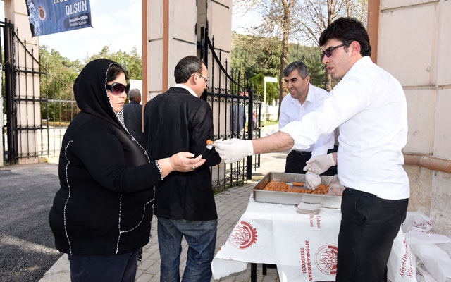 Afyonkarahisar Belediyesi mezarlıklar önünde tatlı ikram etti