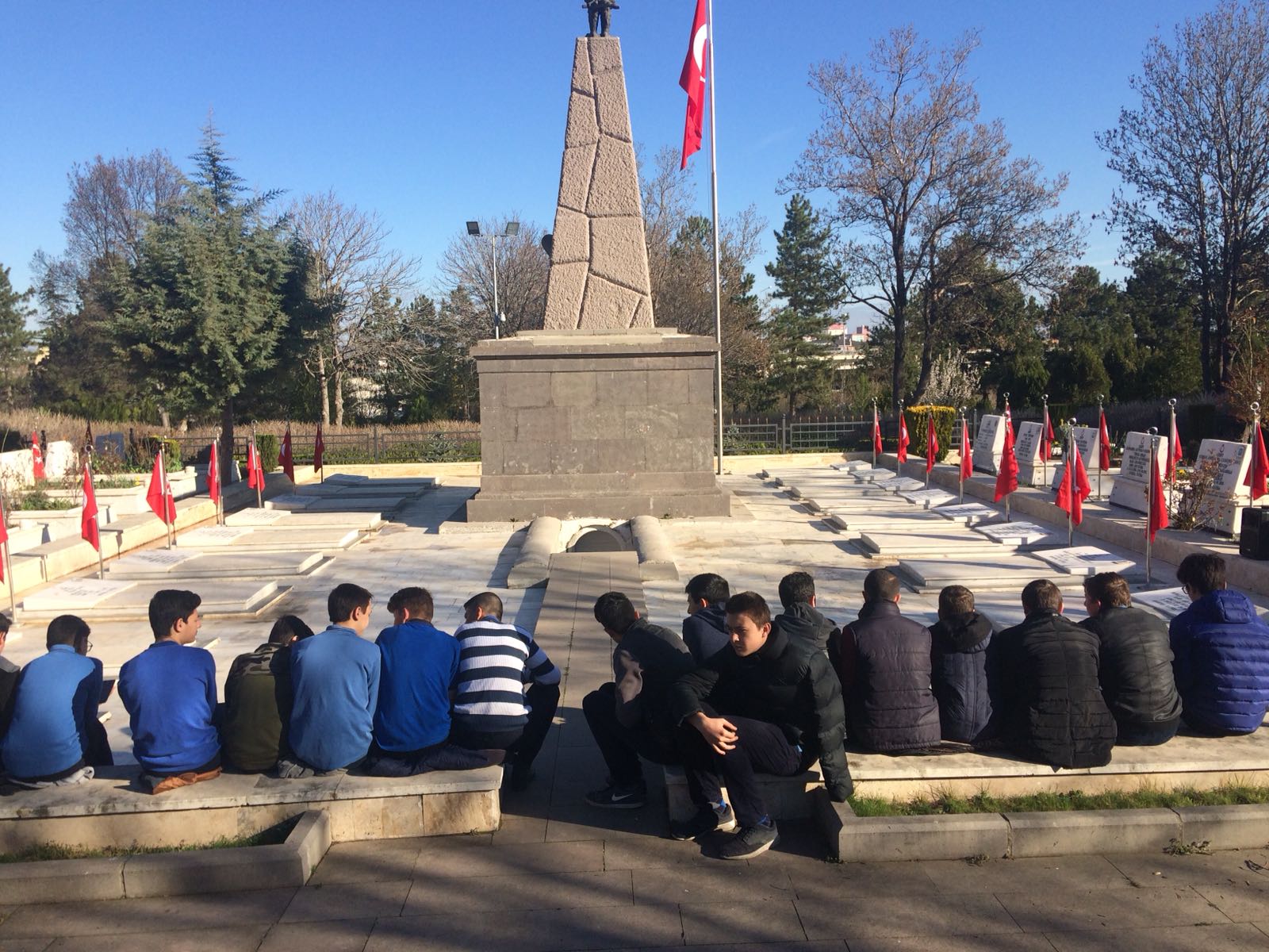 AİHL öğrencileri şehitleri yad etti