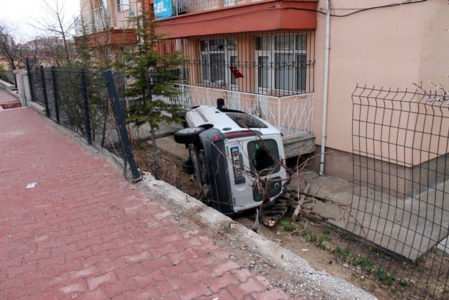 Araç Evin Bahçesine Uçtu: 1 Yaralı