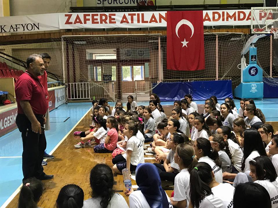  Aydoğan'dan Voleybol Spor Okulunu ziyaret