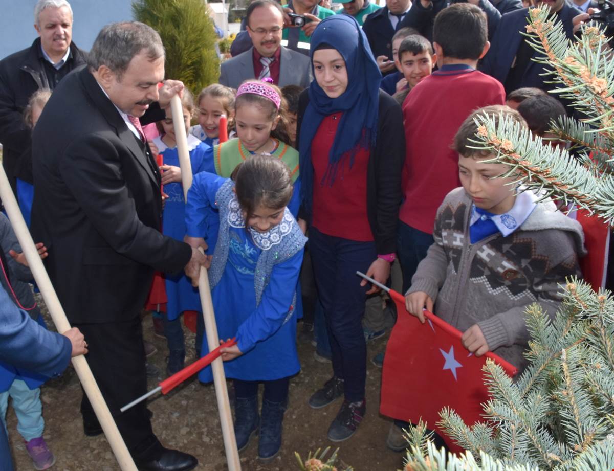 Bakan Eroğlu “Okullar Hayat Bulsun” Projesi Kapsamında Fidan dikti