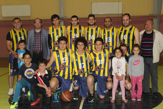 Basketbolda finalistler belli oluyor