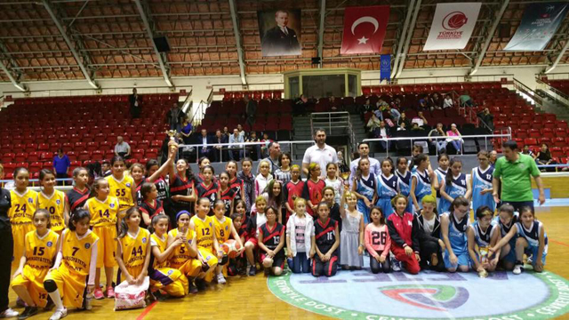  Basketbolda minik kızlarda Çimentospor şampiyon oldu