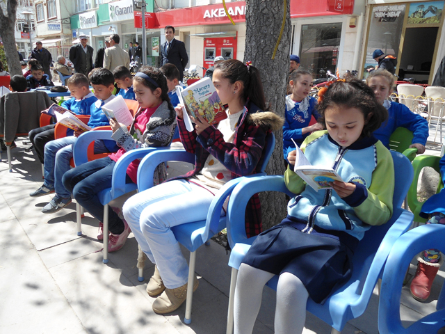 Bolvadin’de protokol ve öğrenciler kitap okudu