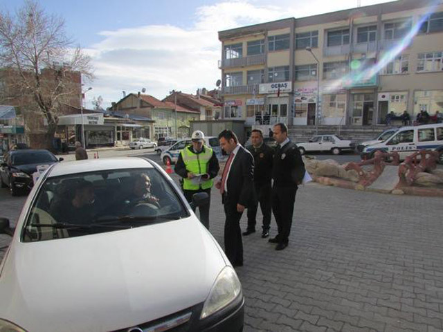  Dazkırı’da polis ve jandarma yol denetimi yaptı