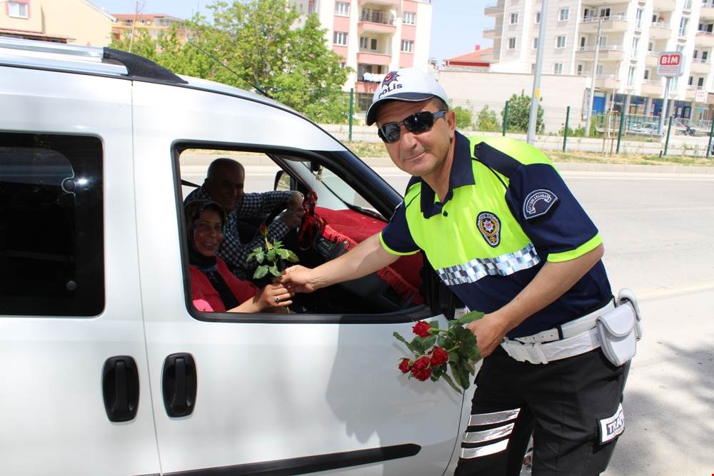 Dazkırı polisinden yoldan geçenlere çiçek