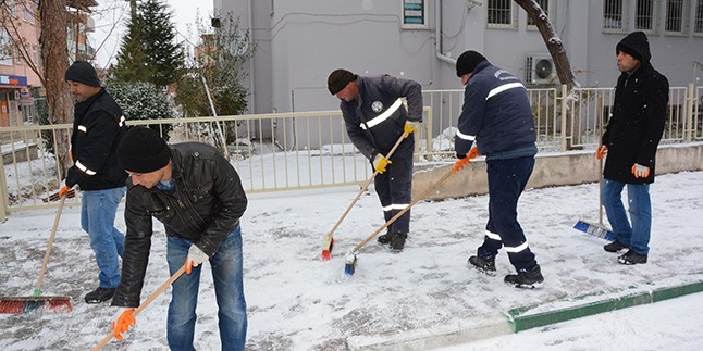 Dinar’da kar temizleme çalışmaları erken başladı