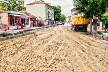 Dinar’da şehir içi yollara parke döşeniyor