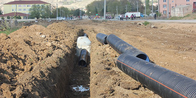 Dinar’da yol genişletme ve kanal kapatma çalışmaları sürüyor