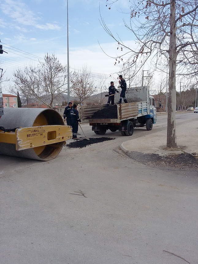 Dinar’da yollara yama yapılıyor