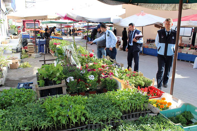 Emirdağ Belediyesi zabıta ekipleri Pazar denetledi